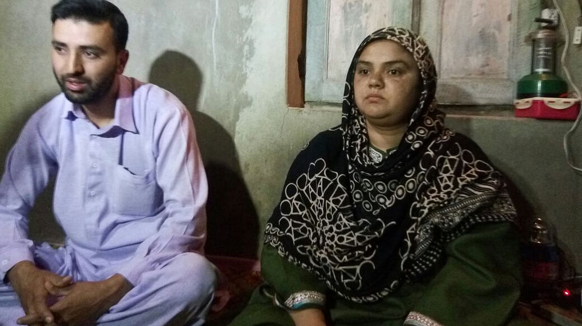 Iram Sayar and her husband Sayar Ahmed Lone. (Photo: The Quint/Muhammad Mukaram)