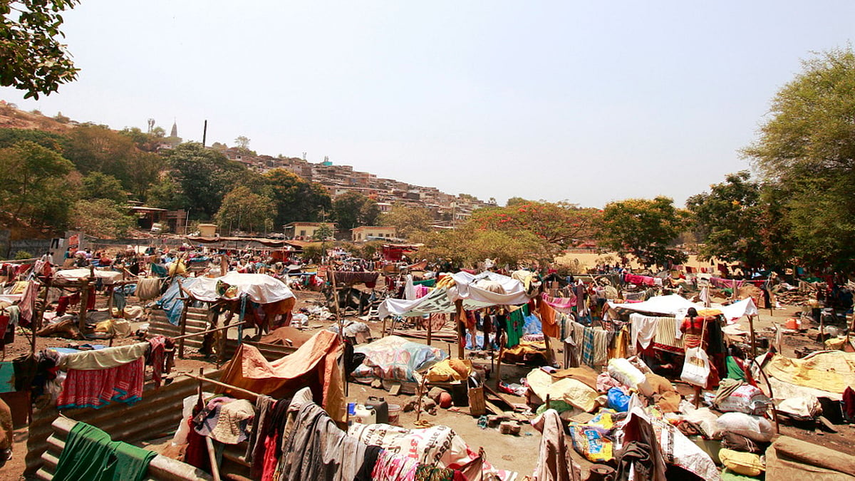 At the foot of a hill in the central Mumbai suburb of Ghatkopar, 350 families from drought-hit Nanded and Latur districts stay in rudimentary homes. (Photo: IndiaSpend/Jayant Nikam)
