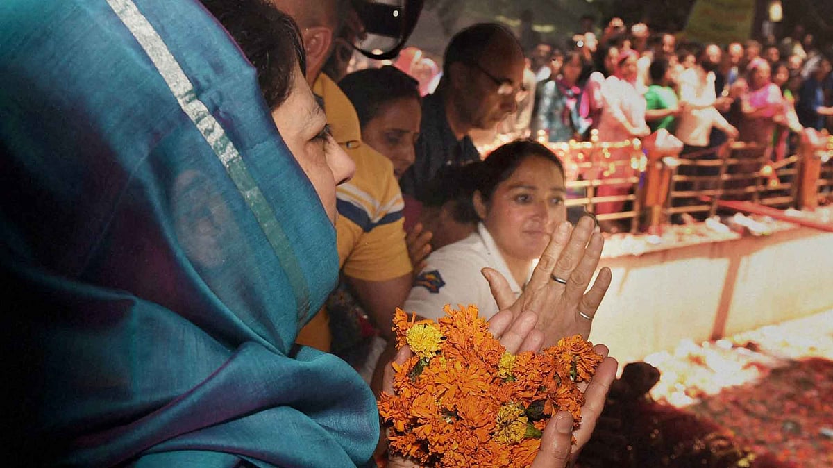 J&K CM Mehbooba Mufti visits Kheer Bhawani Temple to instil confidence in Kashmiri Pandits so that they return home. (PTI)
