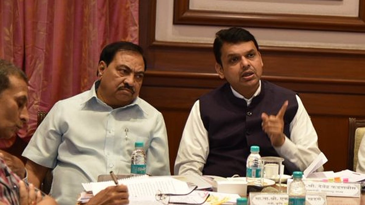 File photo of Eknath Khadse (left) with Maharashtra Chief Minister Devendra Fadnavis (right). (Photo Courtesy: <a href="https://twitter.com/EknathKhadseBJP/status/733555346006925312">Twitter/EknathKhadse</a>)
