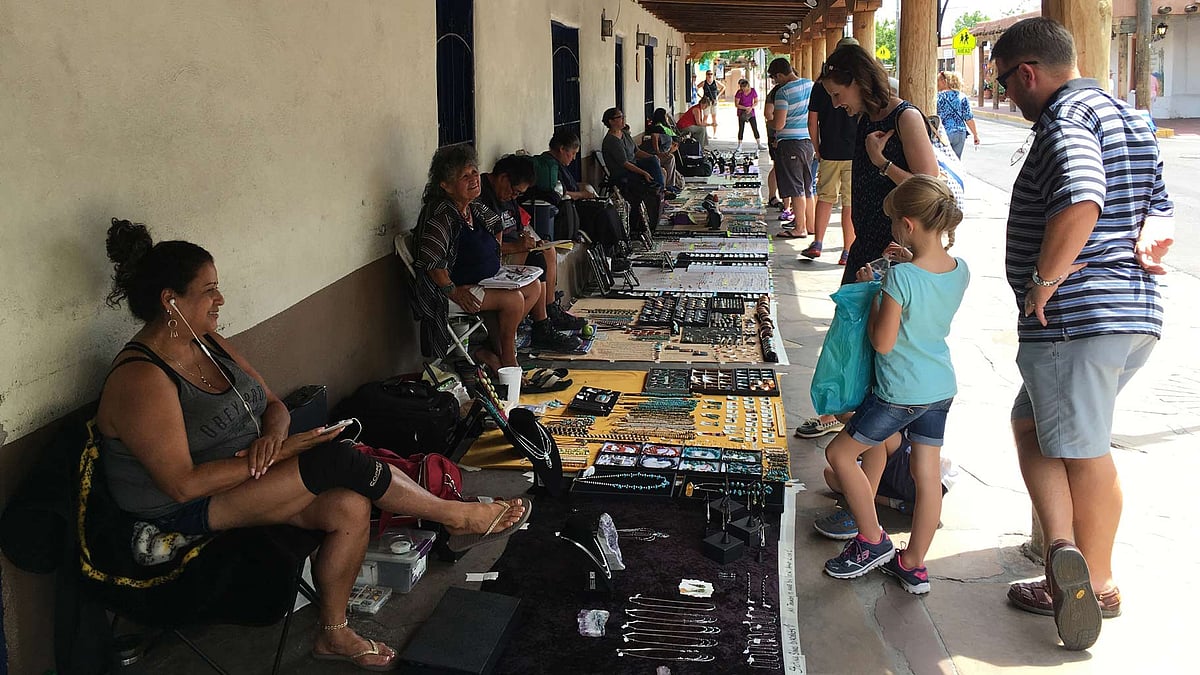 American-Indian jewellers sell their artwork in the plaza of Albuquerque. (Photo: AP)