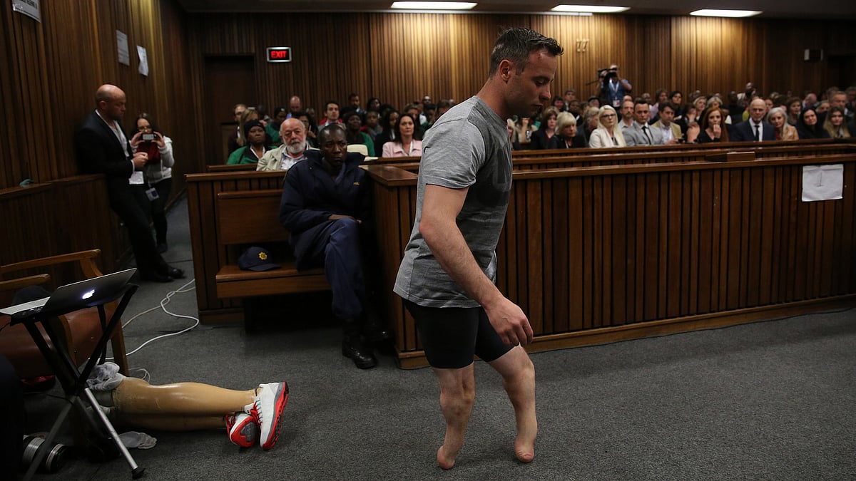 Oscar Pistorius’ prosthetics lay on the floor as he walked on his stumps during argument in mitigation of sentence by his defence attorney Barry Roux in the High Court in Pretoria, South Africa, 15 June 2016. (Photo: AP)
