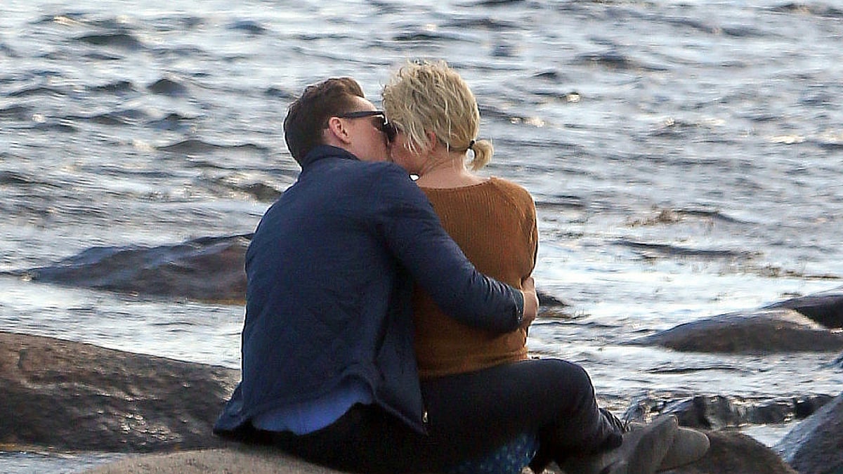 Tom Hiddleston and Taylor Swift cosy up (Photo courtesy: Twitter/@hankypanty)