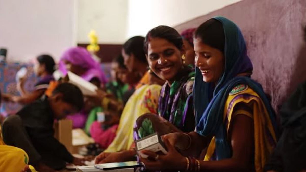 Women using Internet on Smartphones under the Internet Saathi Programme. (Photo Courtesy: <a href="https://www.youtube.com/watch?v=AUUfQy4ZIMM">Youtube/Google India</a>)