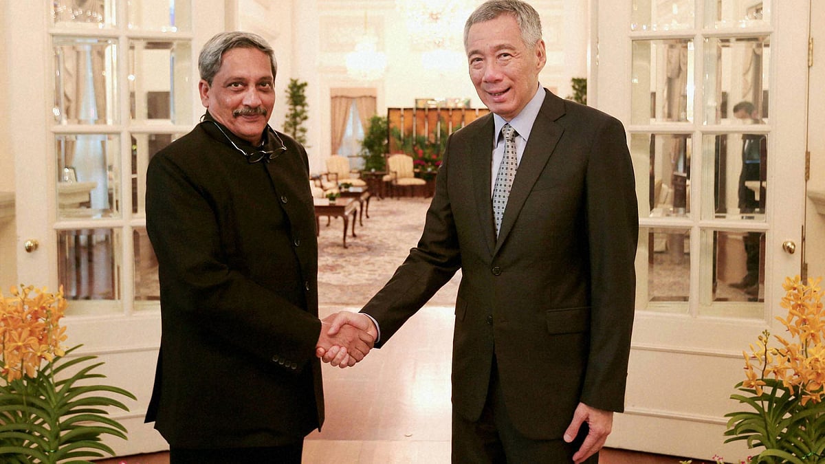 The Defence Minister Manohar Parrikar with the Prime Minster of Singapore Lee Hsein Loong. (Photo: PTI)