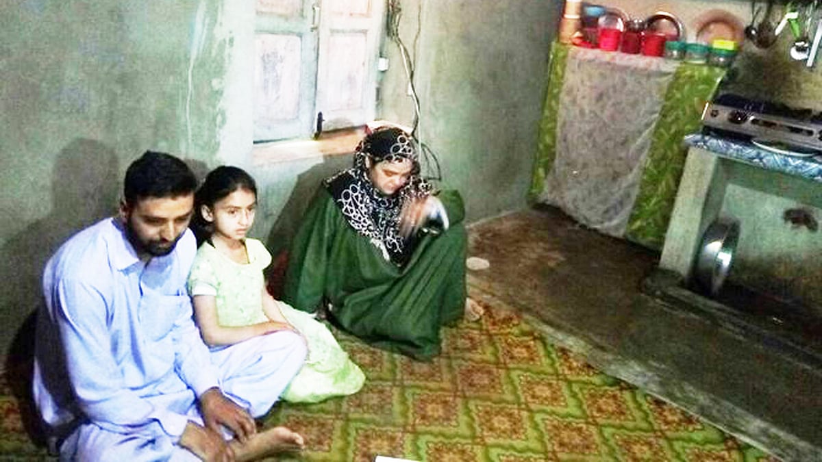 Iram Sayar (right) with husband and daughter at their residence in Shopian, South Kashmir. (Photo: <b>The Quint</b>/Muhammad Mukarram)