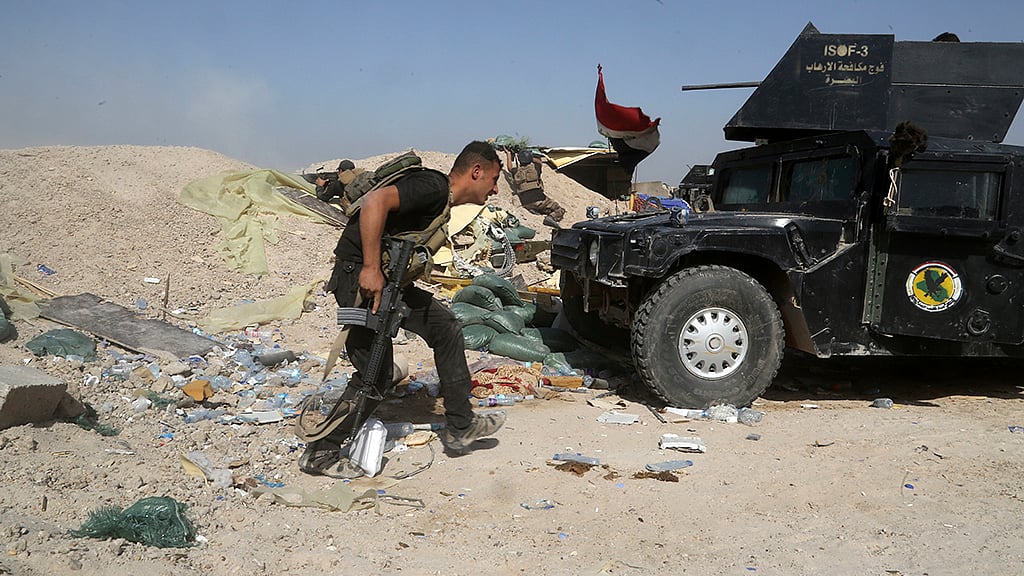 

Iraqi counterterrorism forces face off with Islamic State militants in the Nuaimiya neighborhood of Fallujah, Iraq. (Photo: AP)