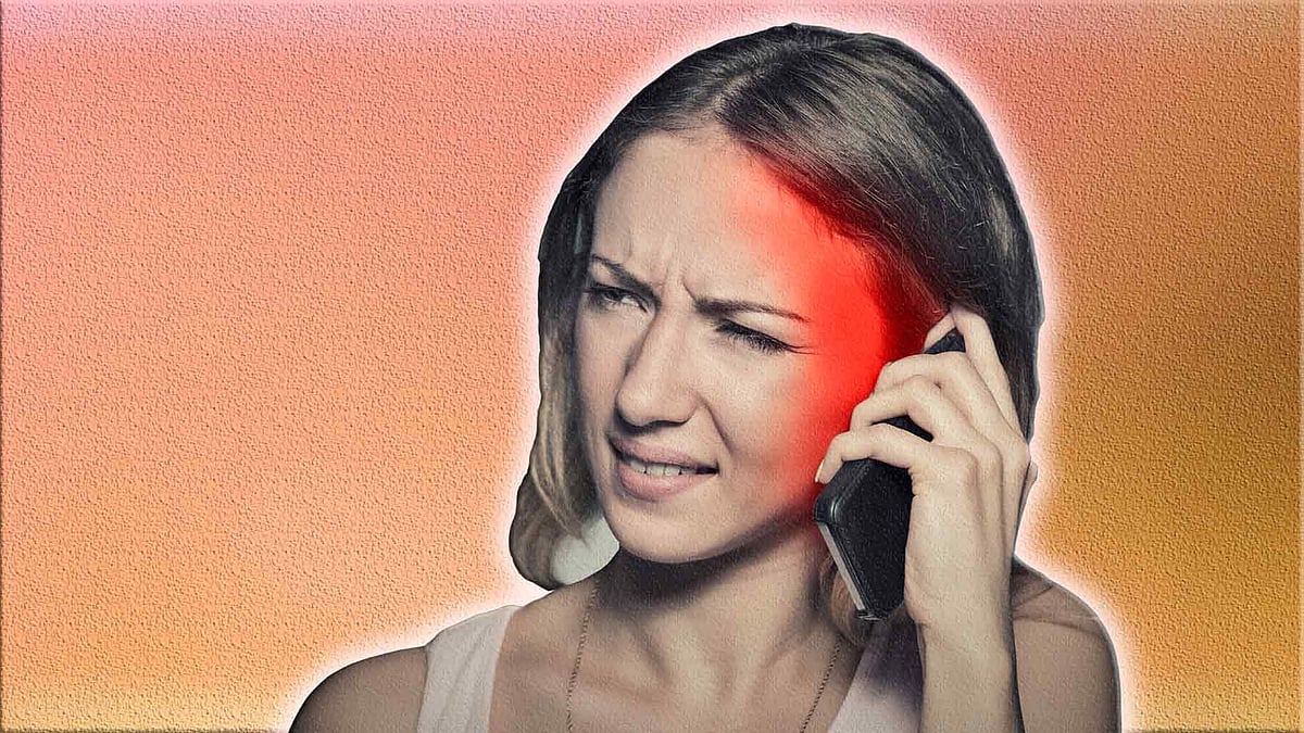 Do cellphones cause cancer? The debate has been raging for years. While this on-going study may not give definitive answers, there is no harm in limiting your  phone consumption (Photo: iStock altered by <i>The Quint</i>)