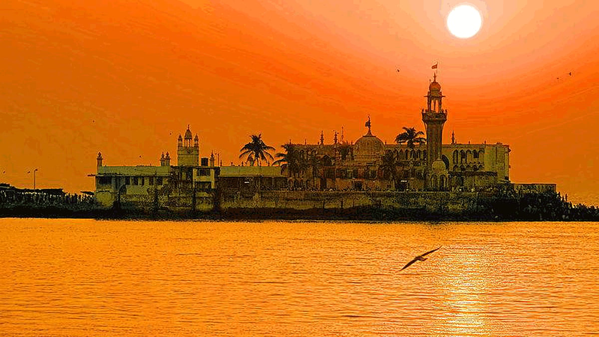 Haji Ali Dargah. (Photo Courtesy: <a href="https://www.facebook.com/photo.php?fbid=495513623940265&amp;set=a.101926576632307.3826.100004448943358&amp;type=3&amp;theater">Facebook</a>)