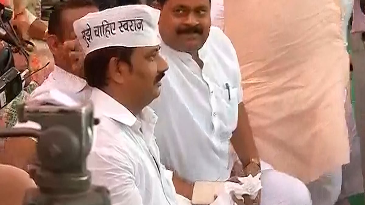 AAP Councillor Rakesh Kumar. (Photo: ANI screengrab)