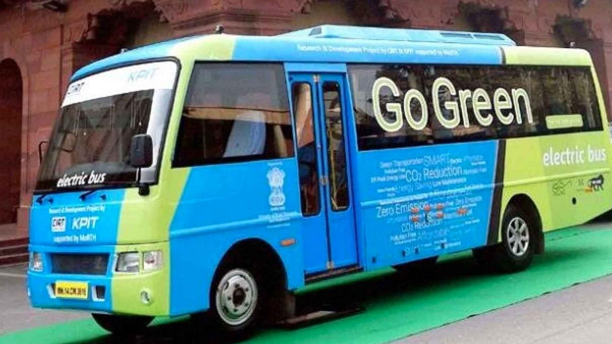 The two electric buses ferry the Parliamentarians and the staff of Transport Bhawan. (Photo courtesy: Twitter/<a href="https://twitter.com/shasnie/status/712989274837110784">@shasnie</a>)