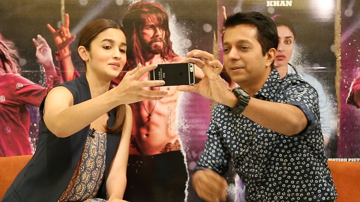 Alia Bhatt and Rohit Khilnani taking a selife (Photo: The Quint)&nbsp;