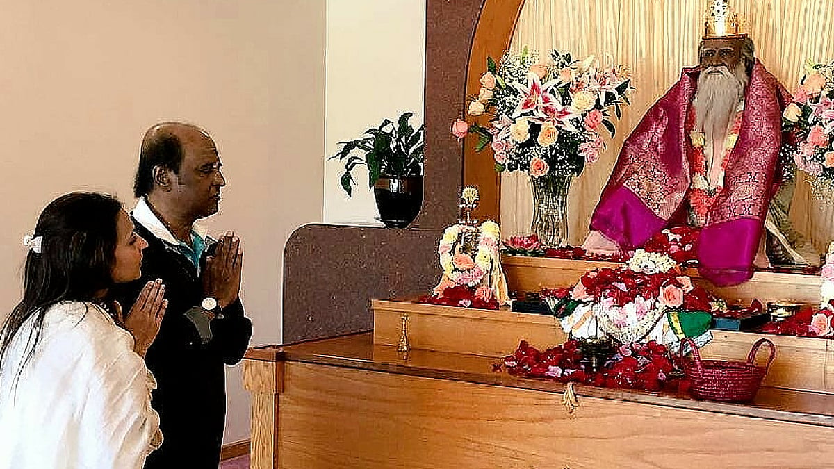 Rajinikanth and Aishwaryaa at the ashram. (Photo courtesy: Twitter/@<a href="https://twitter.com/ash_r_dhanush/status/754765097898283008">ash_r_dhanush</a>)