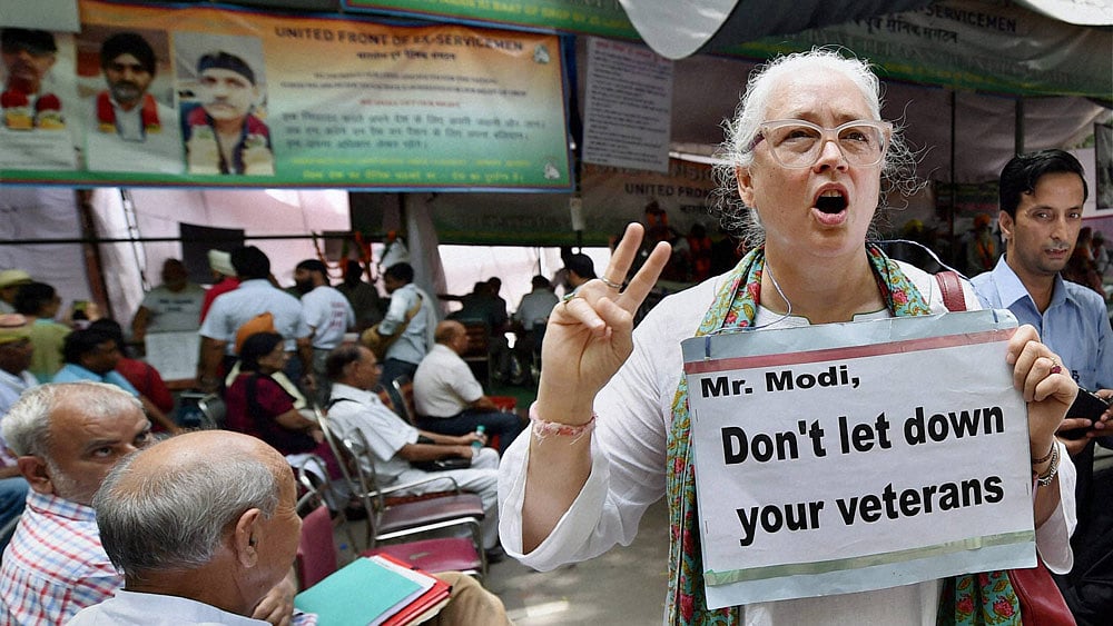 Social activist Nafisa Ali showing her support to ex-servicemen agitating for OROP at Jantar Mantar. (Photo: PTI)