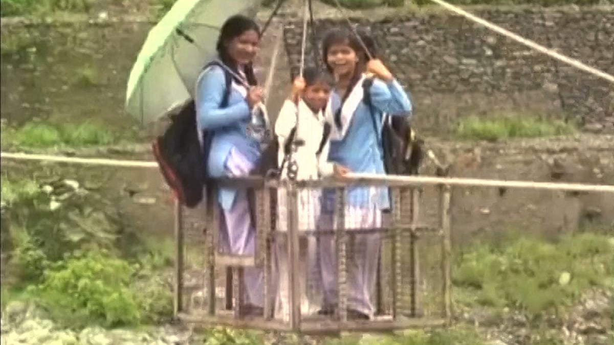 Students use trolley tied to a rope to cross the Alaknanda river, in order to reach their schools (Photo: ANI Screengrab)