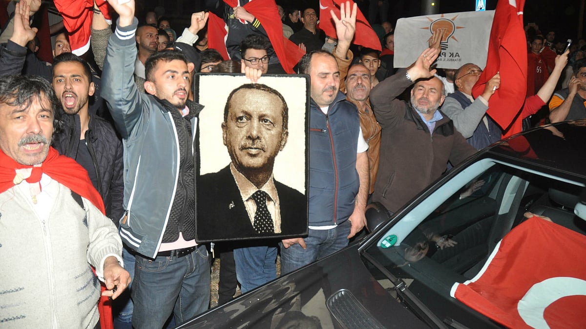 Supporters of Turkish President Recep Tayyip Erdogan demonstrate at the Turkish consulate in Stuttgart, Germany, early Saturday, 16 July, 2016.(Photo: AP)