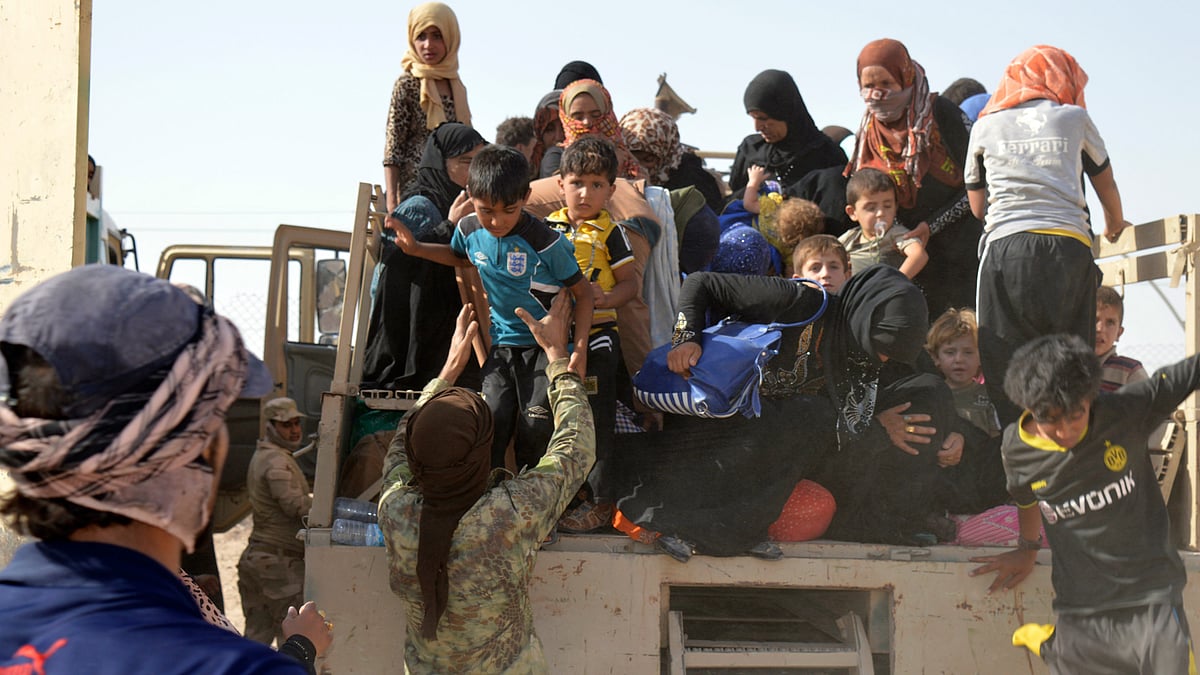 Displaced women and children who fled the Islamic State-held towns and villages of northern Ramadi, arrive at an Iraqi military base. (Photo: AP)