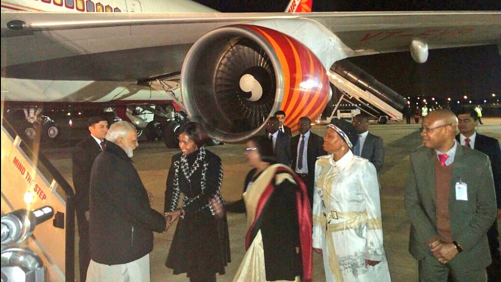 Narendra Modi arrives in South Africa, where he is expected to discuss India’s NSG bid with his South African counterpart. (Photo Courtesy: Twitter/<a href="https://twitter.com/MEAIndia/status/751126076424871936">Vikas Swarup</a>)