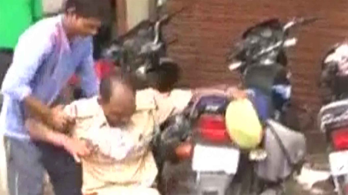 Drunk cop creates a scene on the streets of Kanpur. (Photo Courtesy: ANI Screegrab)