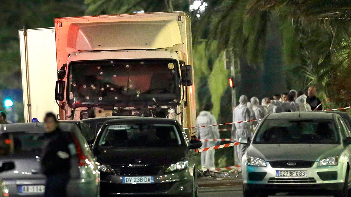 Forensic officers stand near the truck that plowed through a crowd of revellers in Nice, Paris. (Photo: AP)