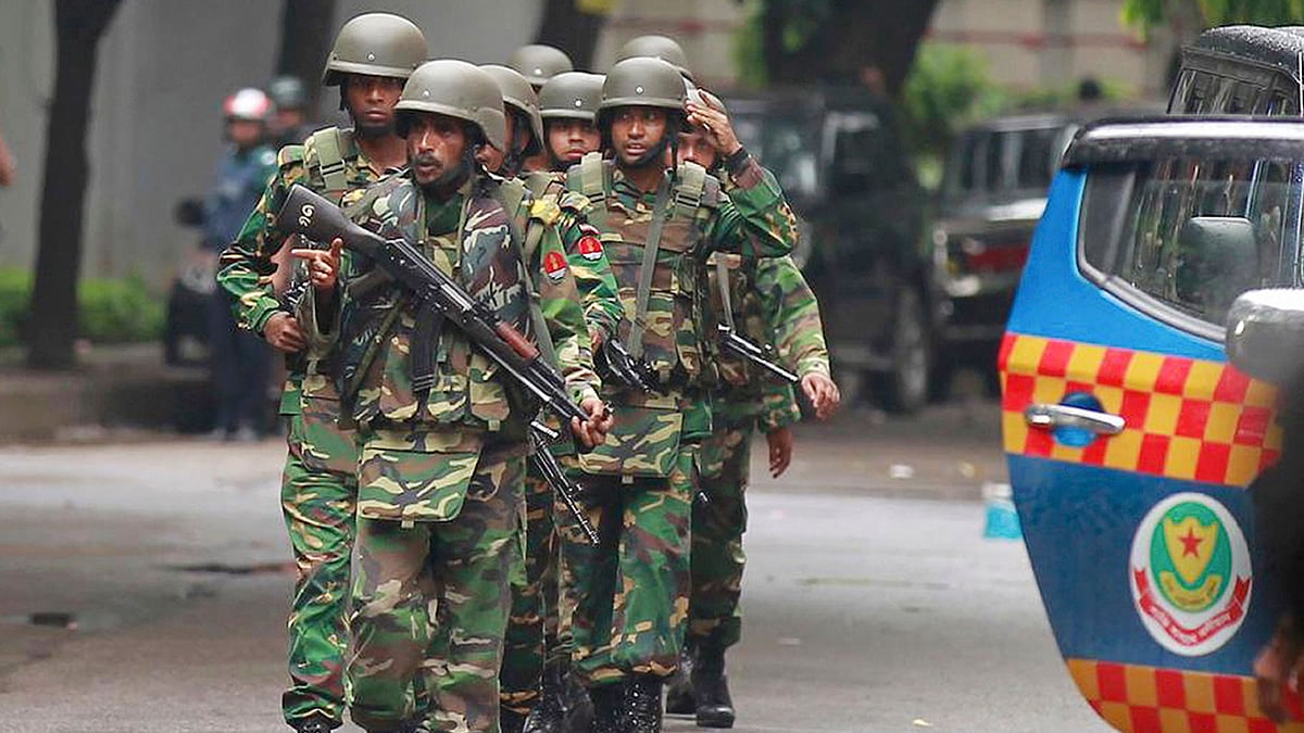 Bangladeshi policemen clear out an area to facilitate action against heavily armed militants who struck at the heart of Bangladesh’s diplomatic zone on Friday, 1 July 2016. (Photo: AP)