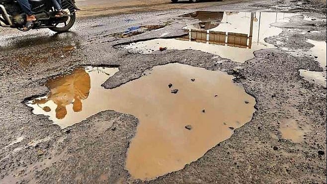 Delhi traffic police has identified 167 potholes in the capital. Image used for representational purposes. (Photo Courtesy: Twitter/<a href="https://twitter.com/LocalPressCo">@LocalPressCo</a>)