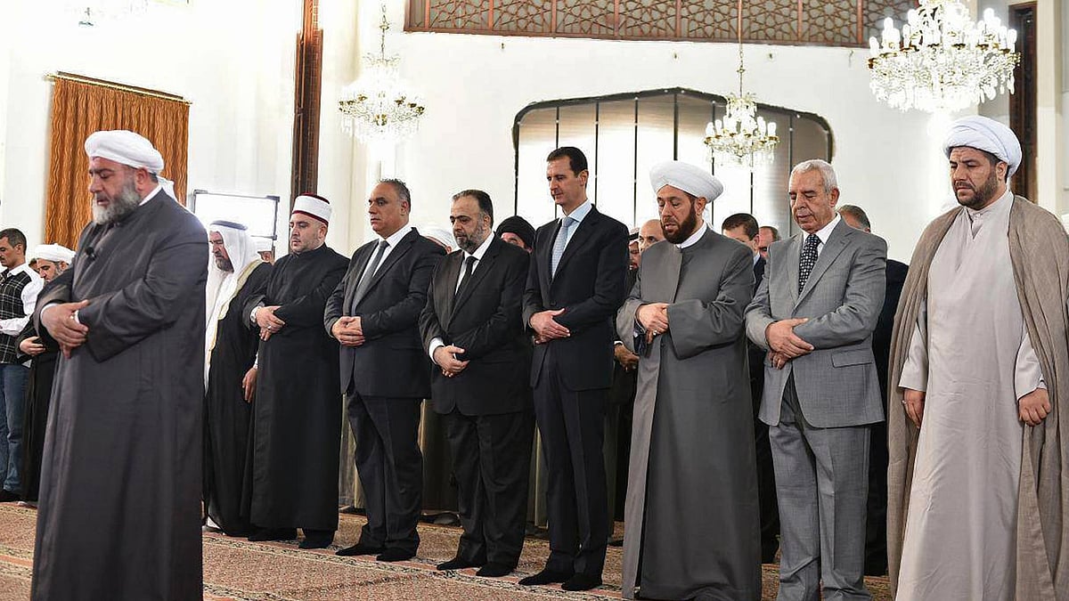 Syrian President Bashar Assad (fourth from right) prays at the Safa Mosque on the first day of Eid al-Fitr, that marks the end of the Muslim holy month of Ramada, Syria, 6 July 2016. (Photo: AP)