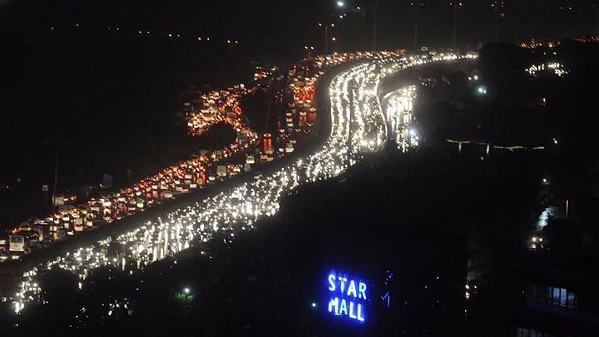 Heavy rain left the Delhi-Gurgaon expressway inundated on Thursday. (Photo Courtesy: Twitter/<a href="https://twitter.com/Vishj05/status/758721133919088640/photo/1?ref_src=twsrc%5Etfw">Cryptic Mind)</a>