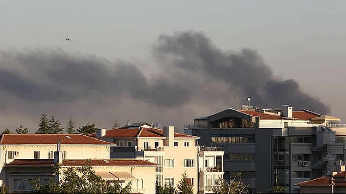 Smoke billows from the direction of the Presidential Palace in Ankara, Turkey, Saturday, 16 July, 2016. (Photo: AP)