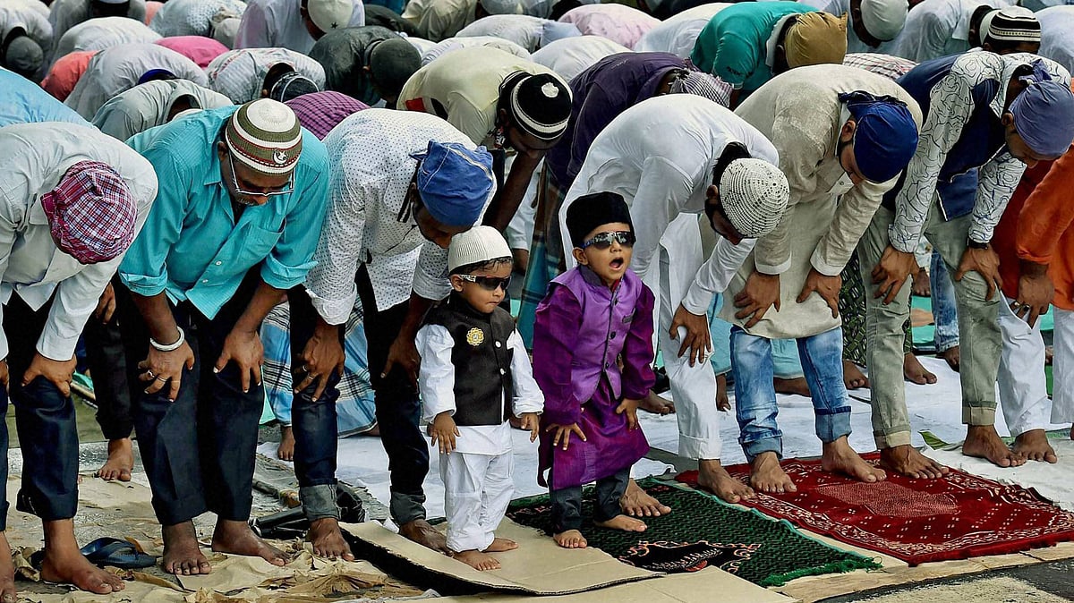 Muslims offering Friday prayers near the Tipu Sultan Mosque in Kolkata on the last day of Ramadan, 1 July, 2016. (Photo: PTI)