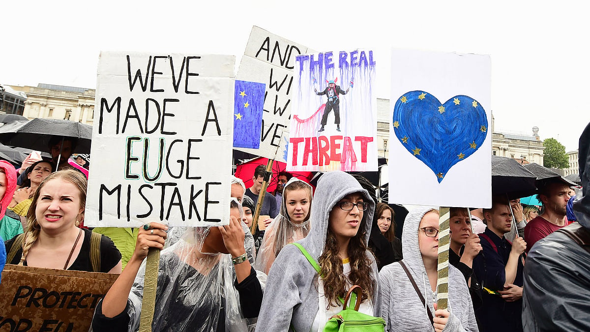 

Supporters hold banners during a pro-EU rally in Trafalgar Square in London, after some of the pro-EU events were cancelled  over safety concerns, 28 June 2016. (Photo: AP)