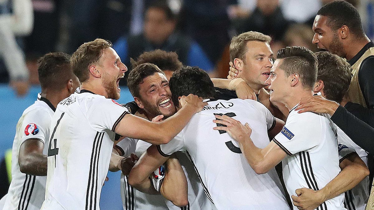Germany players celebrate after winning  the Euro 2016 quarterfinal match between Germany and Italy. (Photo: AP)