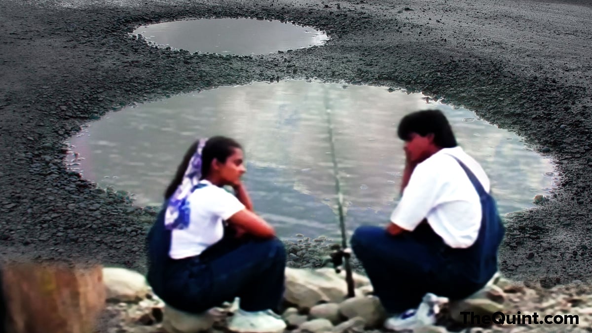 <i>Tujhe dekha to ye jana pothole!</i> (Photo: Lijumol Joseph/<b>The Quint</b>)