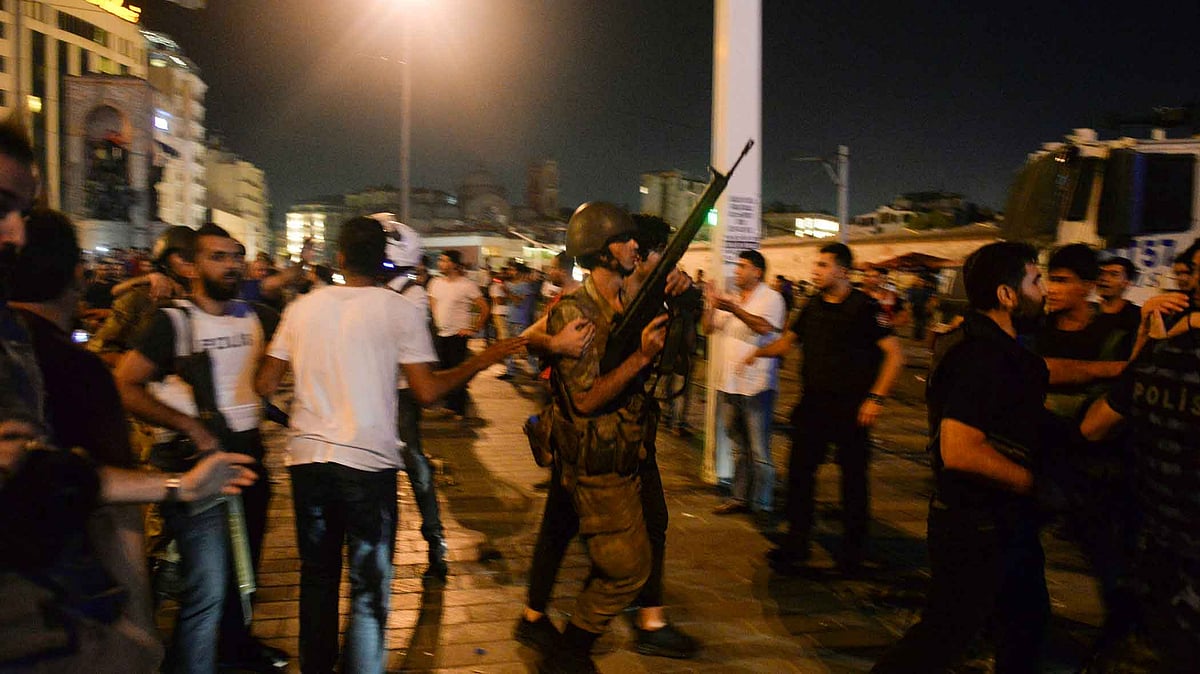 A faction of the Turkish militia carries out a failed attempt to overthrow the Erdogan Government. (Photo Courtesy: AP)
