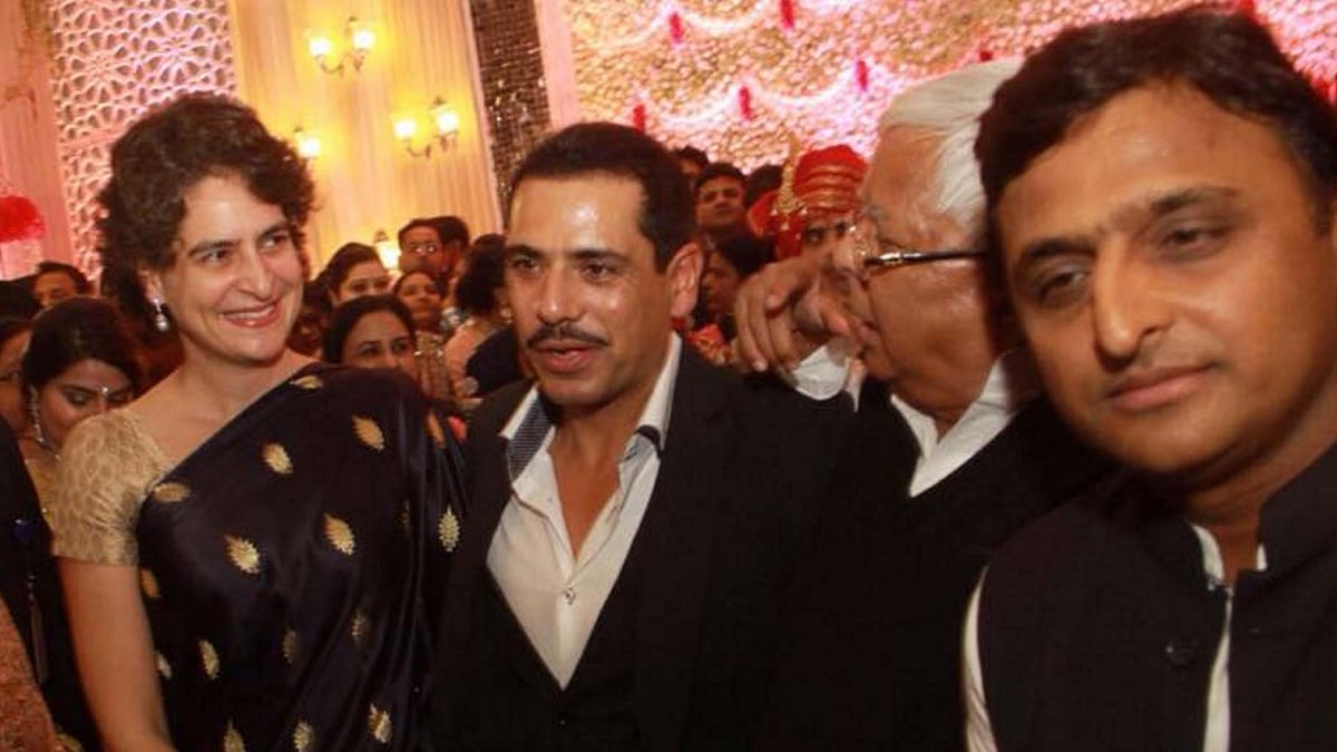 Robert Vadra (second from left) with wife Priyanka Gandhi (left), UP CM Akhilesh Yadav (right) and RJD chief Lalu Prasad Yadav. (Photo Courtesy: <a href="https://www.facebook.com/photo.php?fbid=10155236003910029&set=t.764044809&type=3&theater">Facebook Page of Robert Vadra</a>)