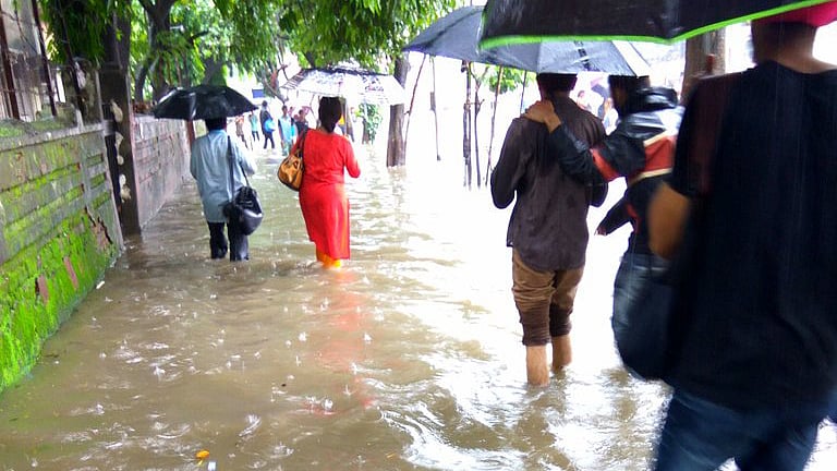 Rains lash Mumbai streets! (Photo Courtesy: Twitter/<a href="http://https://twitter.com/manas60">मानस वडके</a>)