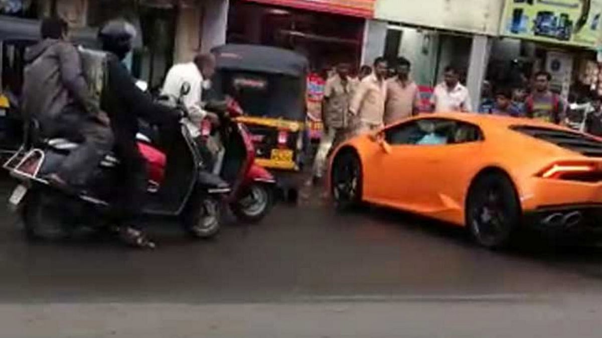 BJP MLA Narendra Mehta’s wife slammed Lamborghini Huracan into an auto on Tuesday, 30 August 2016. (Photo Courtesy: Twitter/<a href="https://twitter.com/AapPaawan/status/770614667559534592">@AapPaawan</a>)