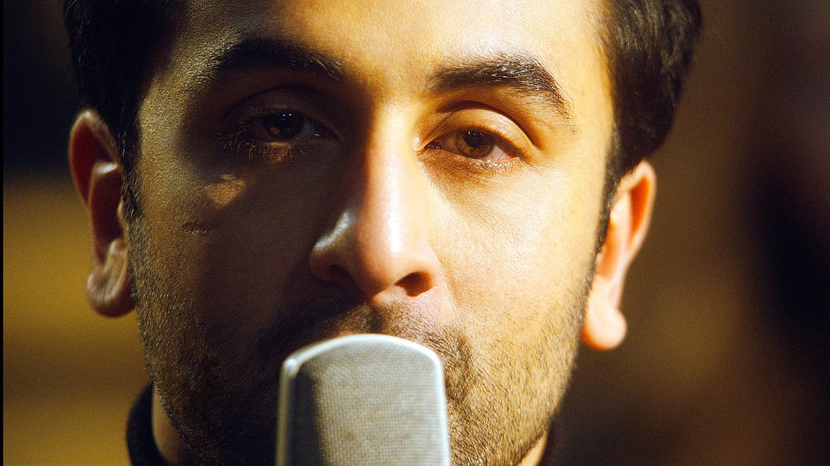 Ranbir Kapoor performs to <i>Ae Dil Hai Mushkil</i>’s title track on the<i> Jhalak Dikhhla Jaa S9 </i>stage. (Photo courtesy: YouTube/<a href="https://www.youtube.com/channel/UC56gTxNs4f9xZ7Pa2i5xNzg">Sony Music India</a>) 