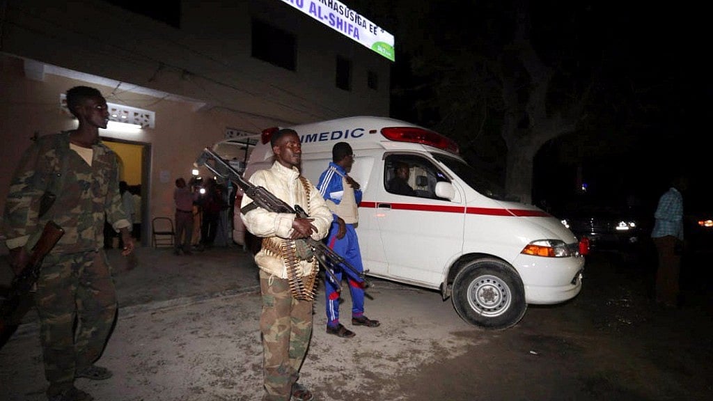 Somali policemen stand guard outside Daru Shifa hospital. (Photo: Reuters) 