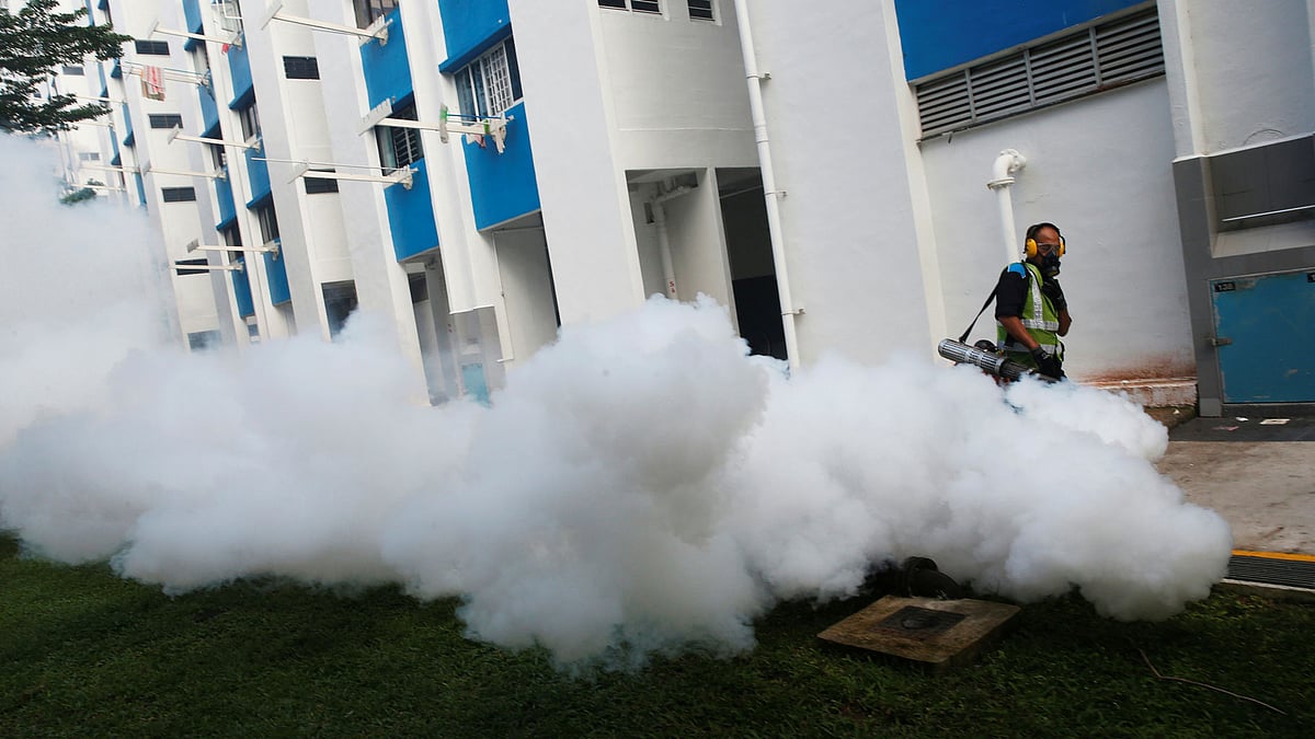 A worker fogs the drains in the common areas of a public housing estate at an area where locally transmitted Zika cases were discovered in Singapore on 31 August. (Photo: Reuters)