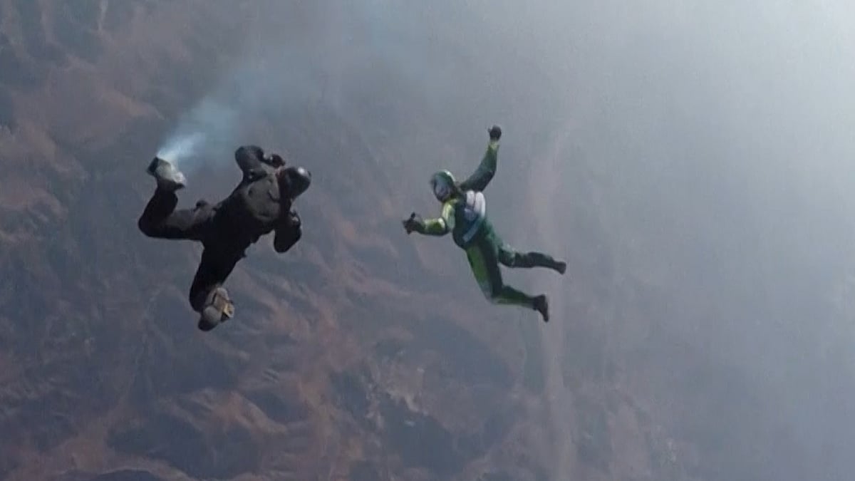 Luke Aikins jumps out of a plane 25,000 feet above drop zone without a parachute (Photo: AP Screengrab)