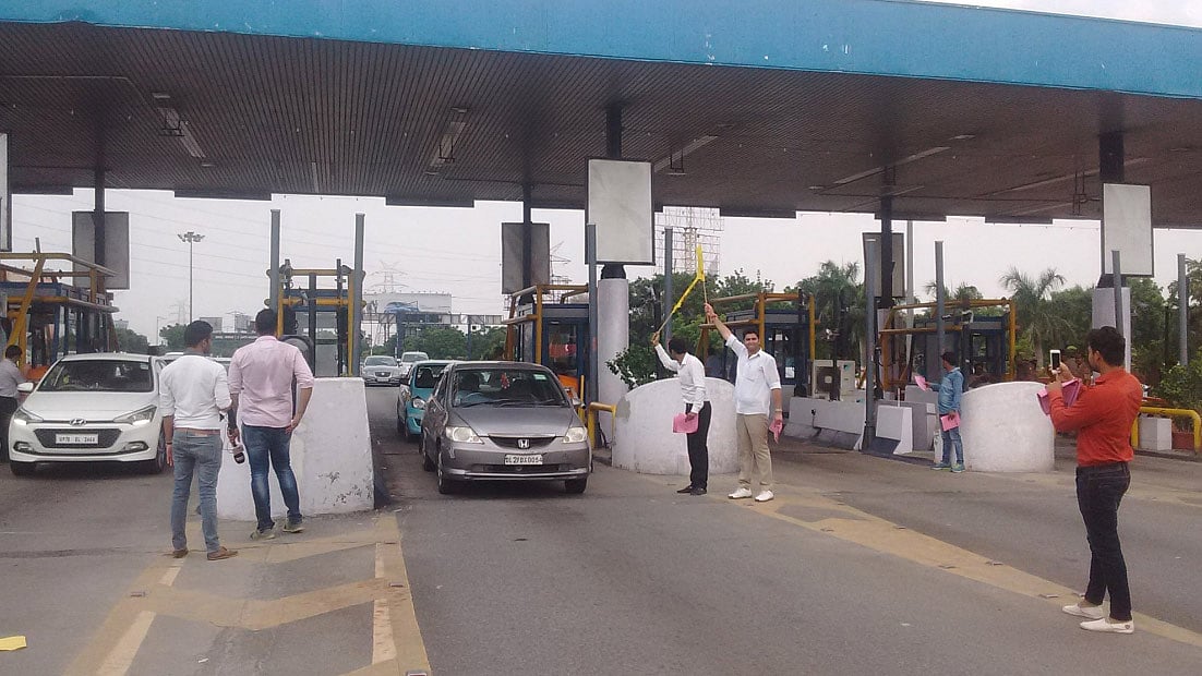 The protesters have allowed cars to pass through without paying  toll. (Photo Courtesy: Twitter @<a href="https://twitter.com/NBTDilli">NBTDilli</a>)