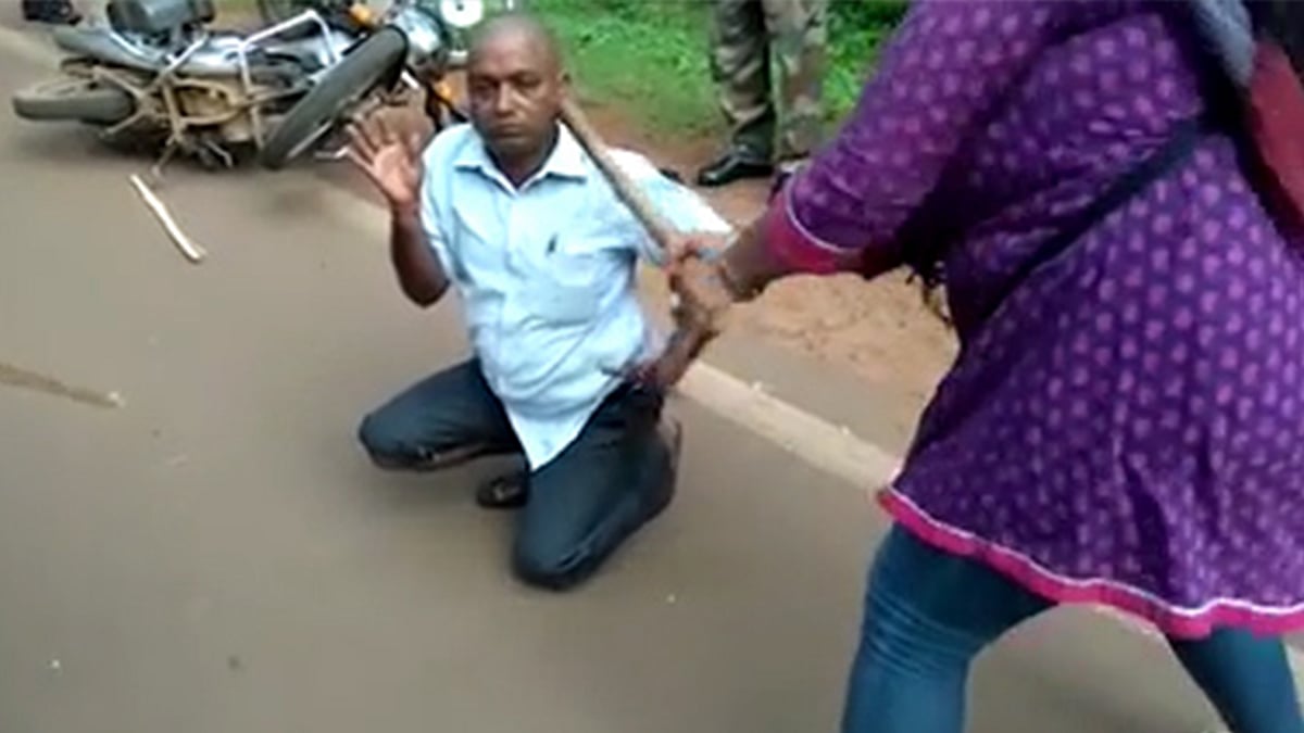 The alleged “eve-teaser” Vinod Sahu being thrashed by the victims inside the premises of Utkal University on Sunday. (Photo: <b>The Quint</b>)