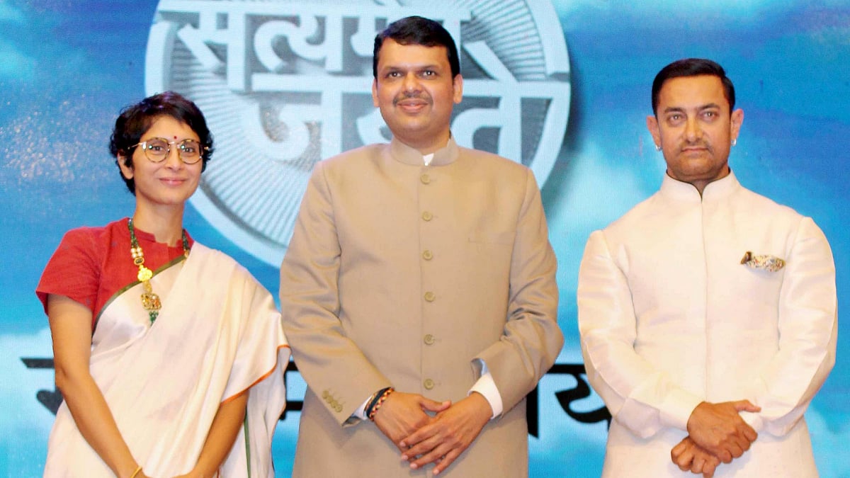 Chief Minister Devendra Fadnavis with Aamir Khan and his wife Kiran Rao.&nbsp;