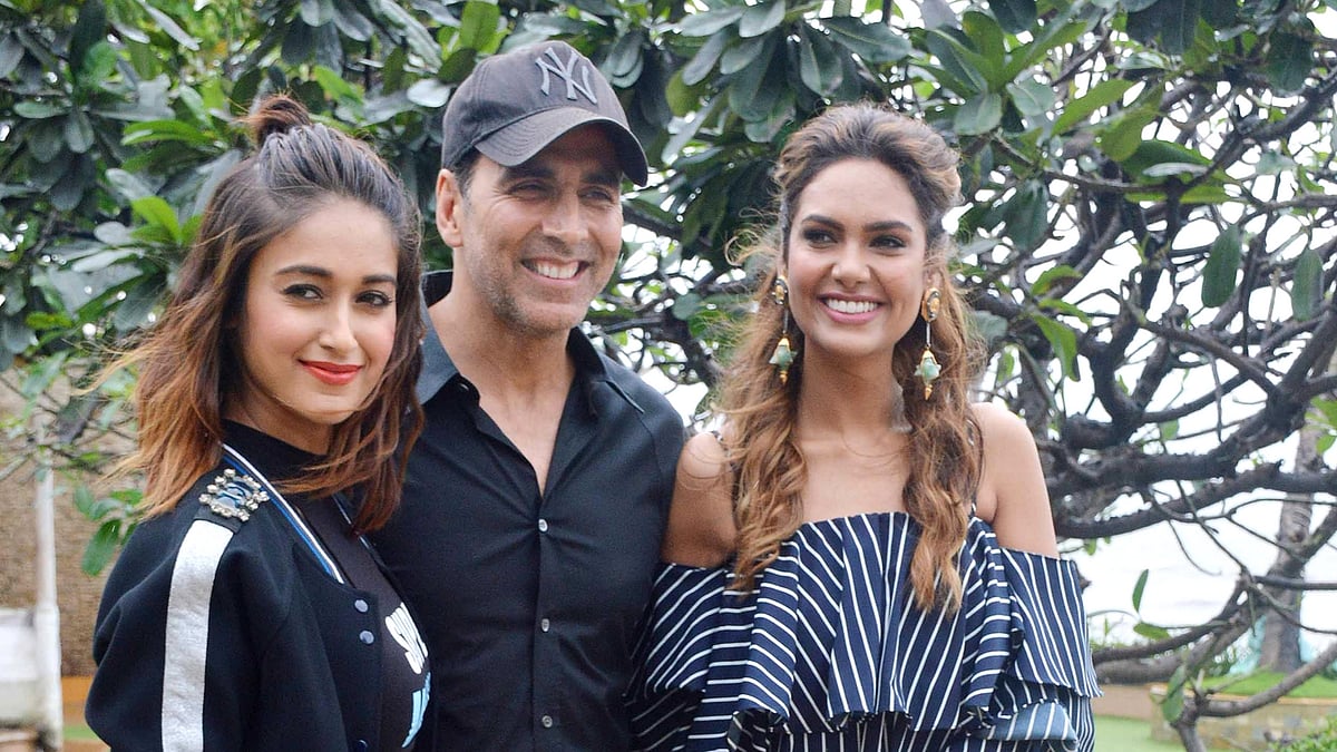 

Illeana D’Cruz, Akshay Kumar and Esha Gupta pose for the cameras. (Photo: Yogen Shah)