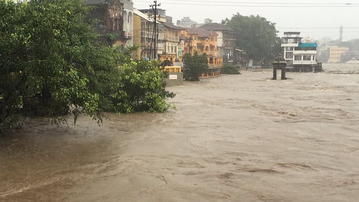 People living by the riverside in Nashik have been asked to move to safer places. (Photo Courtesy: Twitter/<a href="https://twitter.com/nashikpolice/status/760443960896675840">@nashikpolice</a>)