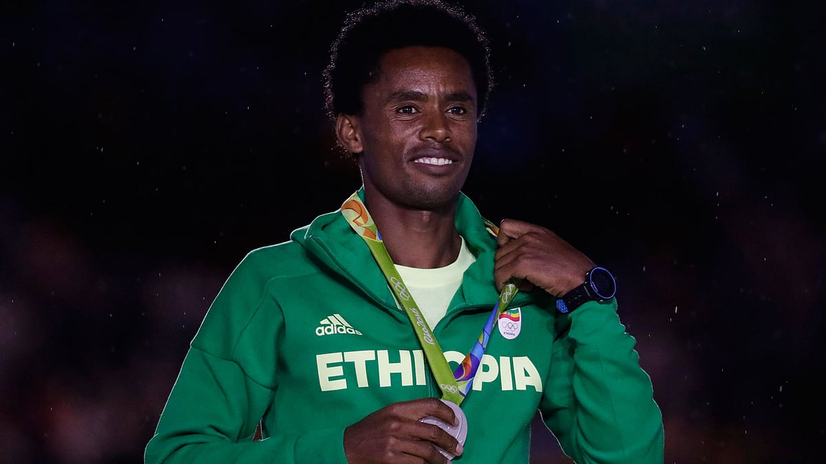 Ethiopia’s silver medal winner Feyisa Lilesa poses during the medal ceremony for the men’s marathon during the closing ceremony in the Maracana stadium at the 2016 Summer Olympics. (Photo: AP)
