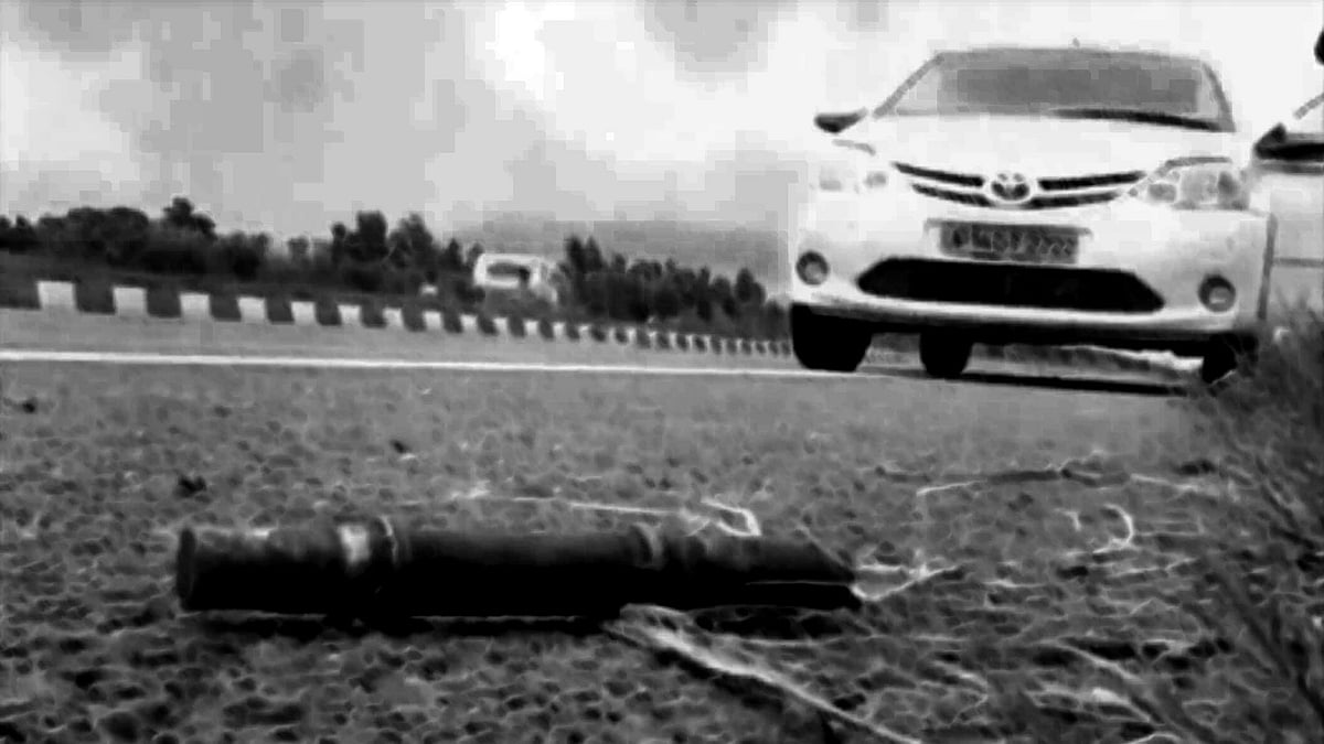 The car was stopped near Bulandshahr bypass on Delhi-Kanpur National Highway-91. (Photo: altered by <b>The Quint</b>)