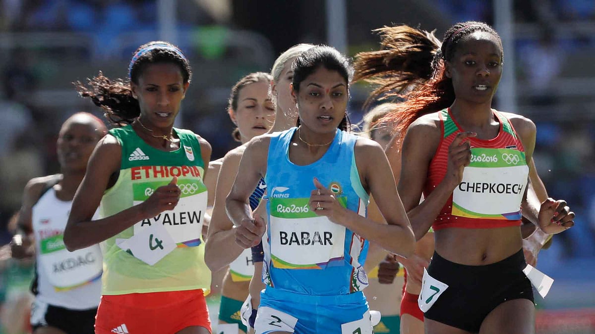 Kenya’s Beatrice Chepkoech, right, and India’s Lalita Babar, center, compete in the women’s 3000-meter steeplechase heat. (Photo: AP)