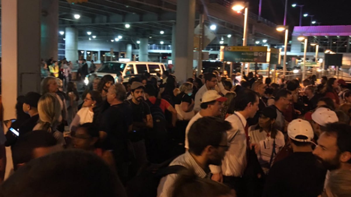 The JFK airport in New York was evacuated after alleged gunfire was heard in one of its terminals. (Photo: Twitter/<a href="https://twitter.com/listonb">Bryan Liston</a>) 